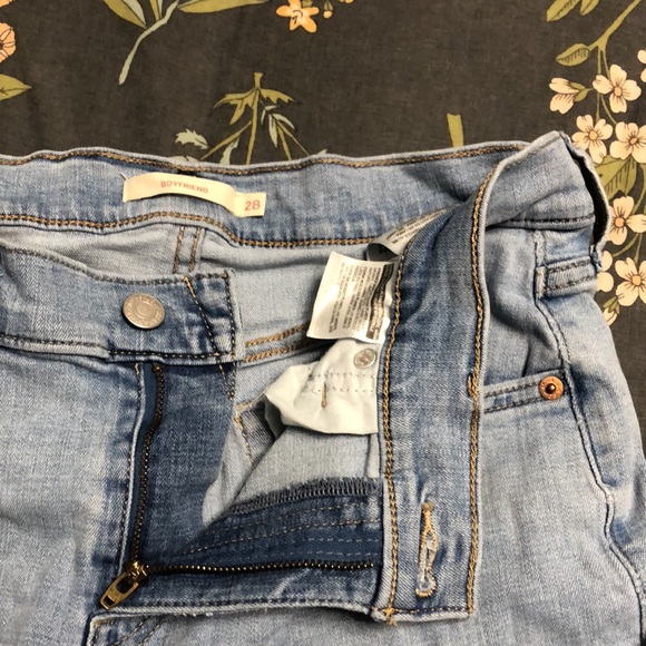 Levi’s Mid-Rise Boyfriend Classic Tapered Leg Stretch Jeans in Light Wash Denim - Picture 3 of 8